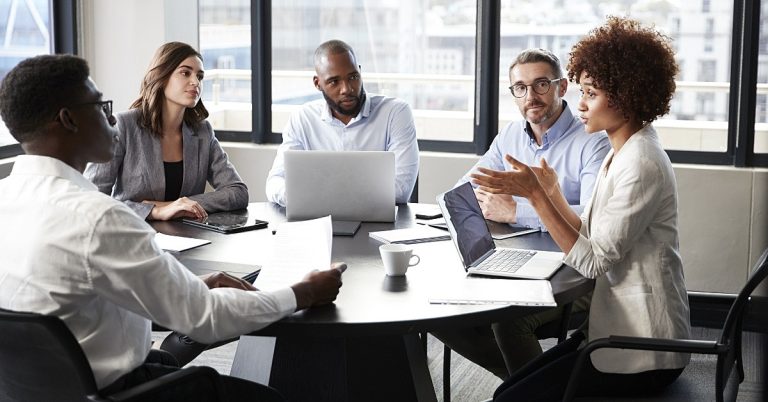 Como um líder democrático age em uma empresa?